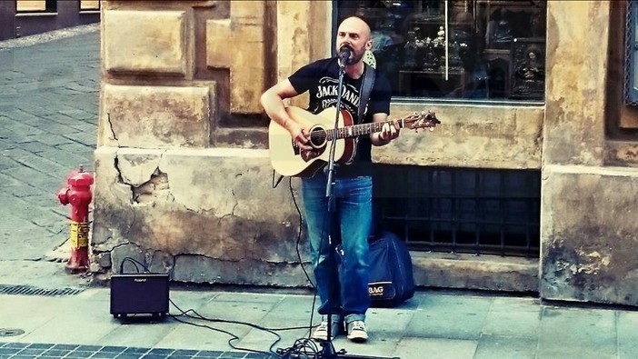 Sanremo: Amedeo Grisi lancia la proposta “Un angolo di strada per la musica e basta, senza obblighi, tasse, volumi e senza compenso”