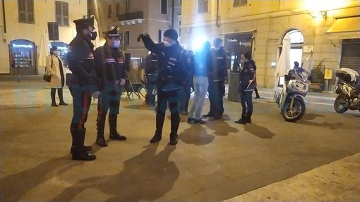 Imperia: assembramenti all'ora dell'aperitivo in pieno centro, intervento delle forze dell'ordine e un fermo (Foto e Video) Imperia: assembramenti all'ora dell'aperitivo in pieno centro, intervento delle forze dell'ordine e un fermo (Foto e Video)
