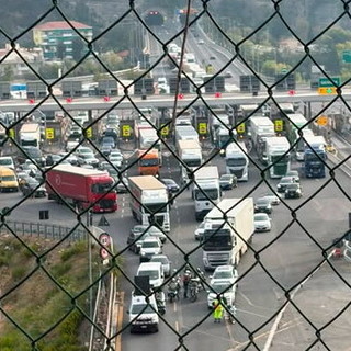 A10, coda di 2 km tra Bordighera e Ventimiglia: autostrada chiusa alcuni minuti per migranti diretti verso la Francia