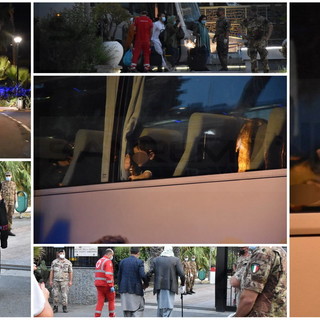 Sanremo: arrivati i cinque pullman con i profughi afgani, il viaggio della speranza negli occhi di chi scappa dal terrore (Foto e Video) Sanremo: arrivati i cinque pullman con i profughi afgani, il viaggio della speranza negli occhi di chi scappa dal terrore (Foto e Video)