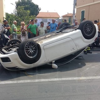 Bordighera: auto si capotta sull'Aurelia, intervento dei soccorritori e conducente in ospedale con lievi ferite (Foto) Bordighera: auto si capotta sull'Aurelia, intervento dei soccorritori e conducente in ospedale con lievi ferite (Foto)