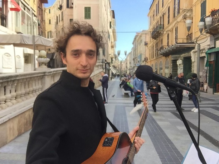 Sanremo: residente ruba la licenza ad un artista di strada in via Matteotti, il racconto del protagonista, il cuneese Andrea Ruberto