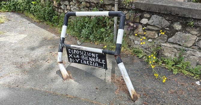 Sanremo: arredo urbano semidistrutto in via De Amicis, spunta anche un cartello goliardico (Foto)