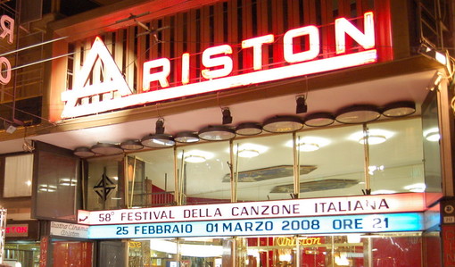 Festival di Sanremo: lettrice "Grazie alle forze dell'ordine per il loro lavoro!" Festival di Sanremo: lettrice "Grazie alle forze dell'ordine per il loro lavoro!"