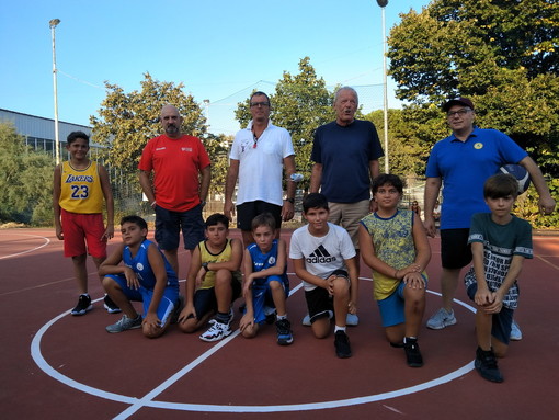 San Bartolomeo al Mare: la leggenda del basket Aldo Ossola ha incontrato i giovani cestisti locali