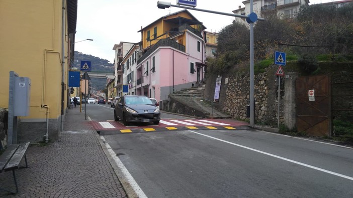 Imperia: arrivano in città gli attraversamenti rialzati, ieri l'installazione in via Nazionale Imperia: arrivano in città gli attraversamenti rialzati, ieri l'installazione in via Nazionale