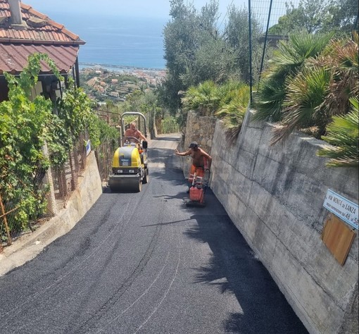 Sanremo: continuano i lavori di asfaltatura nelle zone periferiche, intervento in via Montà di Lanza (Foto)