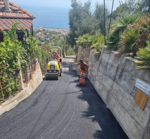 Sanremo: continuano i lavori di asfaltatura nelle zone periferiche, intervento in via Montà di Lanza (Foto) Sanremo: continuano i lavori di asfaltatura nelle zone periferiche, intervento in via Montà di Lanza (Foto)