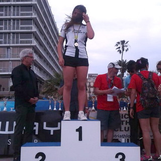 La giovane atleta di San Bartolomeo al Mare Vittoria Bergamini vince l'acquathlon di Nizza