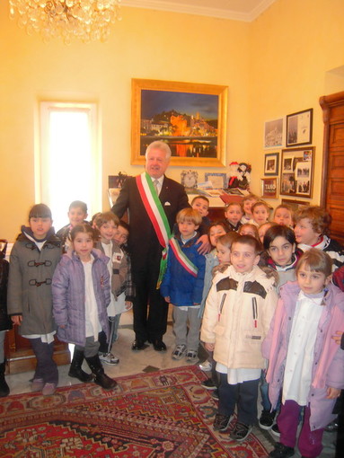 Ventimiglia: la visita dei bimbi della 'Santa Marta' oggi dal Sindaco Scullino Ventimiglia: la visita dei bimbi della 'Santa Marta' oggi dal Sindaco Scullino