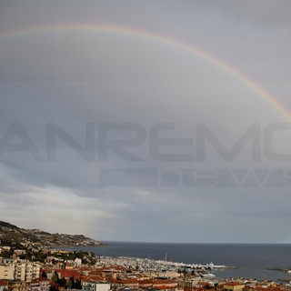 Sanremo: uno splendido arcobaleno sovrasta la città dei fiori dopo una lieve pioggia (Foto) Sanremo: uno splendido arcobaleno sovrasta la città dei fiori dopo una lieve pioggia (Foto)
