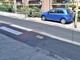 L'attraversamento pedonale 'dimezzato' dal nuovo asfalto