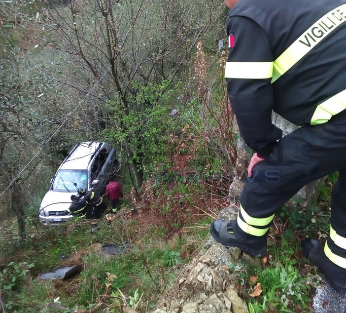 Auto precipita fuori strada tra Carpasio e Montalto, 40enne salvato da un ulivo (Foto e Video) Auto precipita fuori strada tra Carpasio e Montalto, 40enne salvato da un ulivo (Foto e Video)