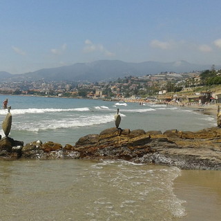 Sanremo: 'Arte in bilico', come trasformare semplici sassi in opere nella zona dei 'Tre Ponti' (Foto)