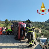 Pompeiana: auto fuori strada in via Valloni, intervento di Vigili del Fuoco e del 118 (Foto) Pompeiana: auto fuori strada in via Valloni, intervento di Vigili del Fuoco e del 118 (Foto)