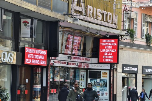 L'avviso all'esterno dell'Ariston L'avviso all'esterno dell'Ariston