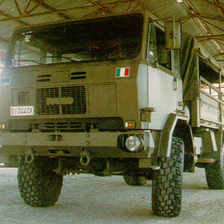 Ventimiglia: la Stradale ferma un Tir con a bordo due autocarri ex militari al confine sulla A10 Ventimiglia: la Stradale ferma un Tir con a bordo due autocarri ex militari al confine sulla A10