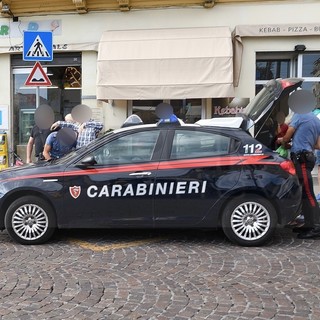 Sanremo: arresto in piazza Colombo ieri pomeriggio, pattuglia dei Carabinieri di Genova ferma un uomo (Foto) Sanremo: arresto in piazza Colombo ieri pomeriggio, pattuglia dei Carabinieri di Genova ferma un uomo (Foto)