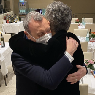 L'abbraccio tra Fiorello e Amadeus