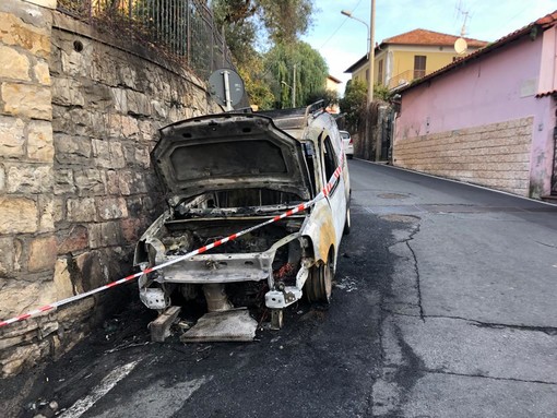 Imperia: furgoncino a fuoco questa mattina in via don Minzoni, fiamme spente dai pompieri del Comando provinciale (foto) Imperia: furgoncino a fuoco questa mattina in via don Minzoni, fiamme spente dai pompieri del Comando provinciale (foto)