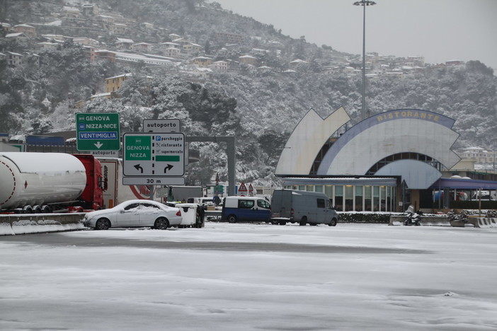 Migranti approfittano dei mezzi pesanti bloccati in autostrada per cercare 'passaggi' verso la Francia Migranti approfittano dei mezzi pesanti bloccati in autostrada per cercare 'passaggi' verso la Francia