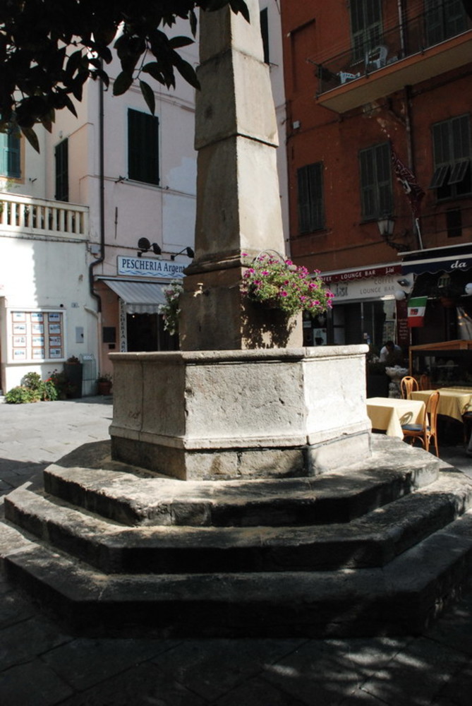 Sanremo: atto vandalico in piazza Bresca, divelto un rubinetto della fontana di 'Capitan Bresca'