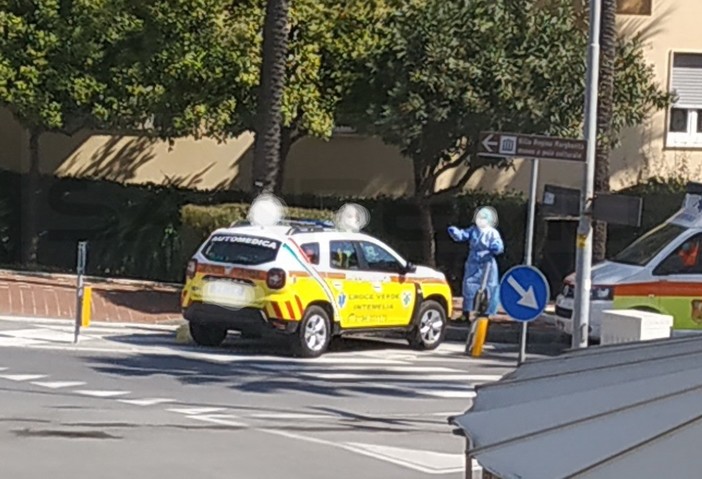 Bordighera: un controllo della Croce Verde in pieno centro, tutte le precauzioni ai tempi del Covid-19 (Foto)