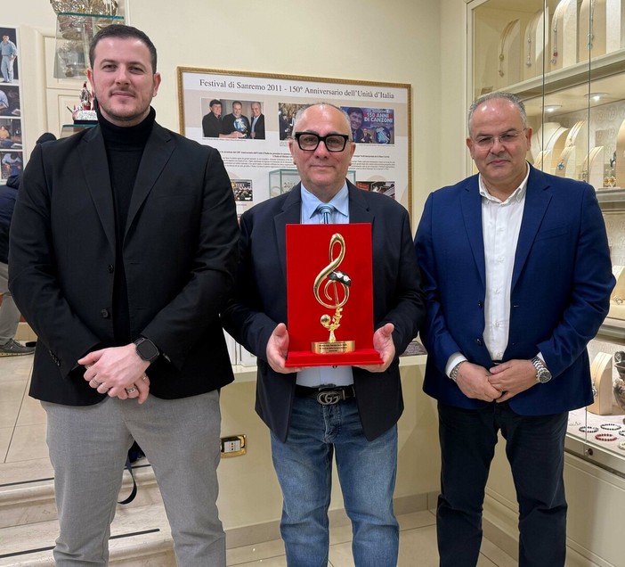 Presentazione dei premi realizzati per il Festival Presentazione dei premi realizzati per il Festival