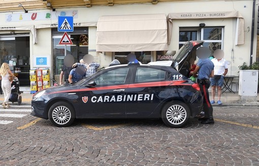Sanremo: arresto in piazza Colombo ieri pomeriggio, pattuglia dei Carabinieri di Genova ferma un uomo (Foto) Sanremo: arresto in piazza Colombo ieri pomeriggio, pattuglia dei Carabinieri di Genova ferma un uomo (Foto)