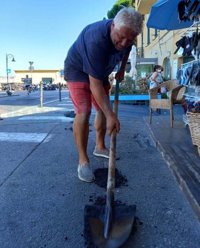 Imperia: buche nell'asfalto alla Marina di Porto Maurizio, l'Assessore Gagliano prende pala e bitume e le copre (Foto) Imperia: buche nell'asfalto alla Marina di Porto Maurizio, l'Assessore Gagliano prende pala e bitume e le copre (Foto)