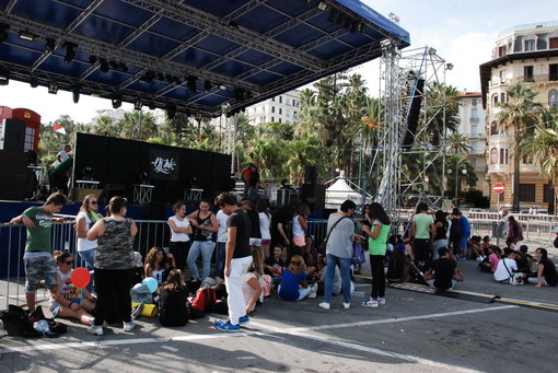 A Sanremo è già esplosa la 'Fedez mania', nel primo pomeriggio i fan sono già sotto il palco A Sanremo è già esplosa la 'Fedez mania', nel primo pomeriggio i fan sono già sotto il palco