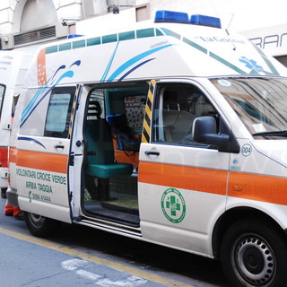 Sanremo: colpo di sonno al volante, 26enne finisce contro i cassonetti in via Lamarmora Sanremo: colpo di sonno al volante, 26enne finisce contro i cassonetti in via Lamarmora