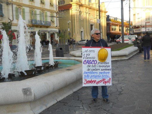 Sanremo: operai nei cantieri senza protezione, la singolare protesta dell'uomo sandwich Alfredo Schiavi Sanremo: operai nei cantieri senza protezione, la singolare protesta dell'uomo sandwich Alfredo Schiavi