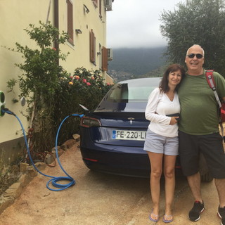 Seborga: risparmio energetico, ben 12 auto Tesla negli ultimi due mesi per rifornirsi nel Principato