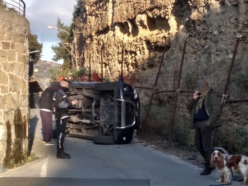 L'auto ribaltata sulla strada di Bussana Mare
