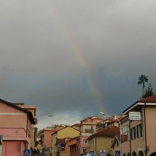 Imperia: dopo l'ulteriore pioggia di questa notte ecco l'arcobaleno che fa capolino sulla città (Foto)
