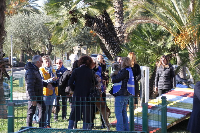 Sanremo: inaugurata questa mattina sul lungomare Italo Calvino la nuova area dedicata ai cani (Foto e Video) Sanremo: inaugurata questa mattina sul lungomare Italo Calvino la nuova area dedicata ai cani (Foto e Video)