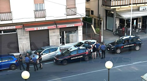 Taggia, accoltellamento al Quadrivio Rossat: uomo ferito con due coltellate alla schiena, caccia ai due aggressori (Foto)