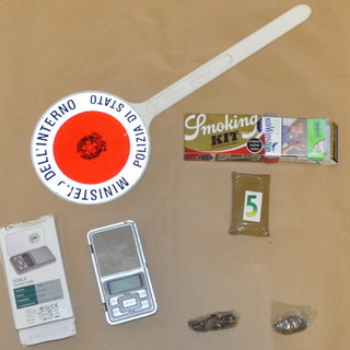 Sanremo, arrestato 20enne per droga: al momento del blitz della Polizia ha tentato di nascondersi in soffitta