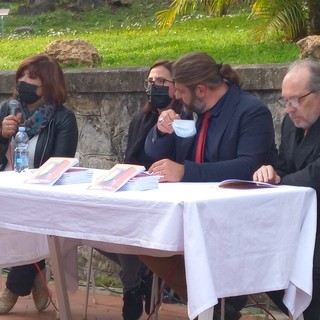 Sanremo: consegnato all'associazione 'aMarti' l'incasso benefico del libro “Quando le parole attendono sull'uscio”