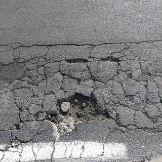 Vallecrosia: via Roma vicino ad Erio con l'asfalto in pessime condizioni, la segnalazione di un lettore (Foto)