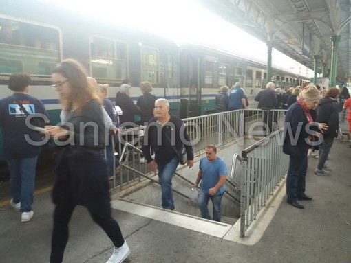 Ventimiglia: arrivati i treni 'bianchi' dei pellegrini di Lourdes, aiutati dalla Cri tra poco partiranno per le Marche