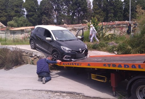 Sanremo: entra con l'auto sulla ciclabile e per uscirne rimane bloccato, intervento del carro attrezzi (Foto)