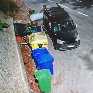 Ventimiglia, abbandono illecito di rifiuti: multa da 2.000 euro e fermo del veicolo a una ditta francese individuata dalle telecamere Ventimiglia, abbandono illecito di rifiuti: multa da 2.000 euro e fermo del veicolo a una ditta francese individuata dalle telecamere