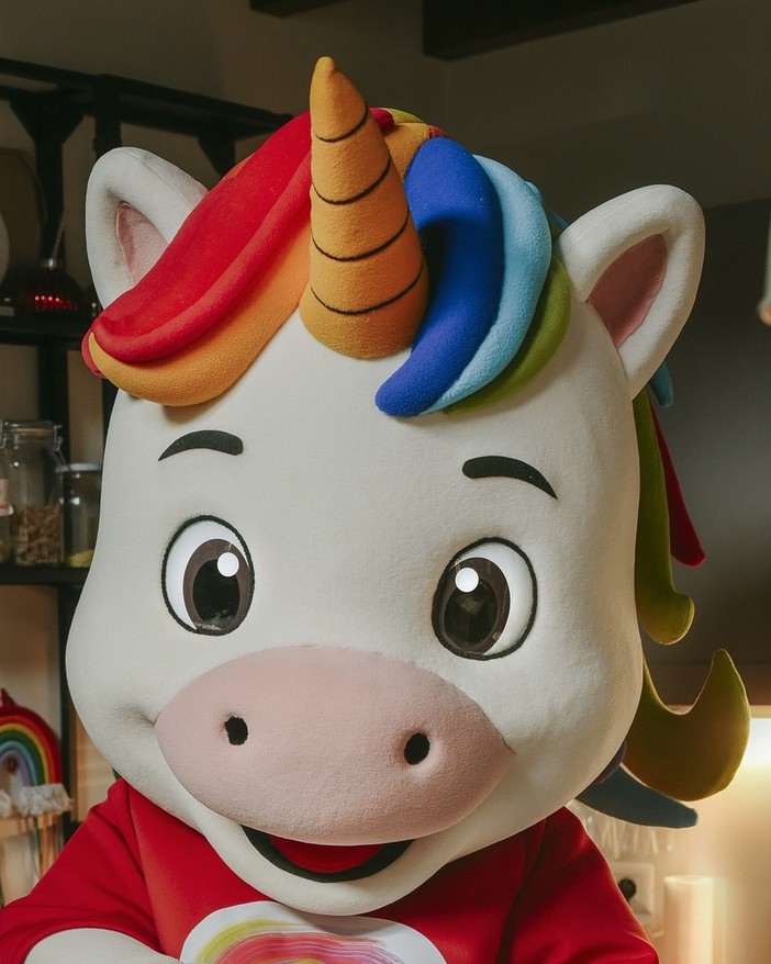 Arcobalì debutta a Sanremo 2026: la mascotte solidale che porta la musica a chi non può permettersela e trasforma ogni concerto in un gesto di inclusione