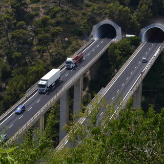 Bordighera: incidente sulla A10, perde il controllo del furgoncino e blocca l'autostrada