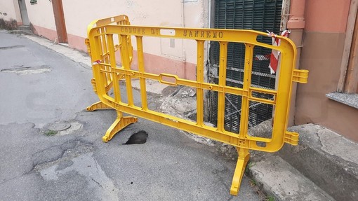 Sanremo: degrado dell'asfalto in via Tasciaire, lamentele dei cittadini e istanza di Fratelli d'Italia (Foto)
