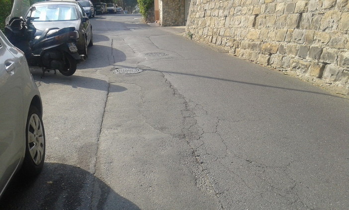 Sanremo: asfalto pieno di buche strada Borgo Tinasso, l'amaro sfogo di un cittadino Sanremo: asfalto pieno di buche strada Borgo Tinasso, l'amaro sfogo di un cittadino