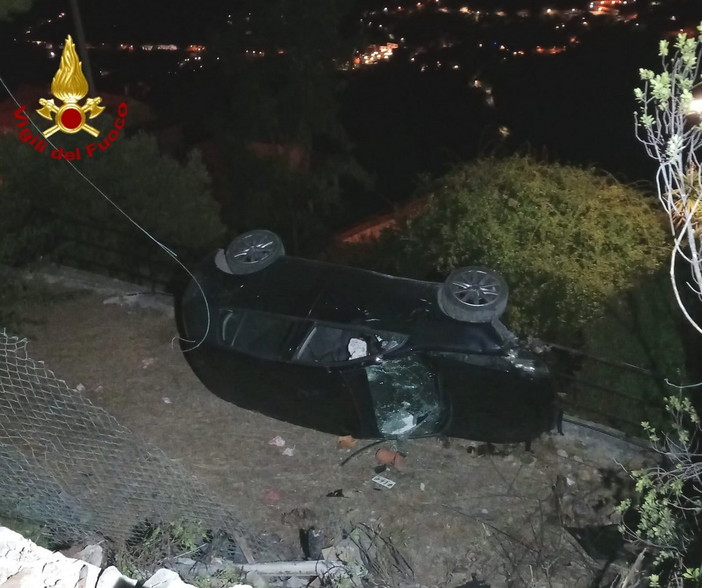 Vallebona: auto finisce fuoristrada e fa un volo di tre metri, illesi gli occupanti e intervento dei Vvf (Foto) Vallebona: auto finisce fuoristrada e fa un volo di tre metri, illesi gli occupanti e intervento dei Vvf (Foto)