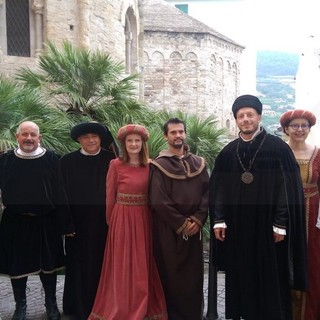 Ventimiglia: Sindaco, On. Di Muro e Giunta in abiti storici per dare il via al 42° Agosto Medievale (Foto)